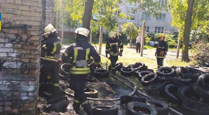 Дим на кілометри. У Києві знову горіли відпрацьовані шини