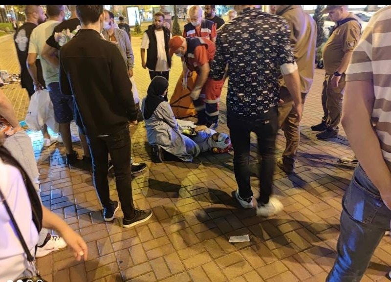 Іноземна туристка впала з самоката на Хрещатику і розбила голову