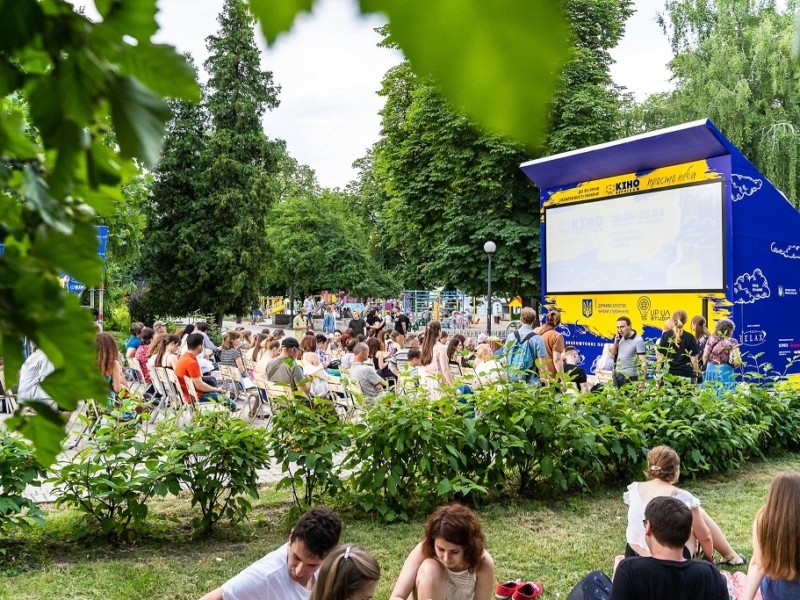 Кіно просто неба у парку Шевченка: які стрічки можна подивитись найближчими днями