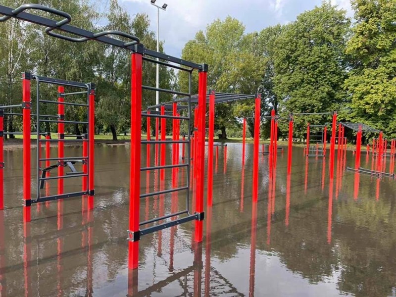 Перевірку дощем не пройшов: майданчик у новому спортивному парку “поплив” після зливи