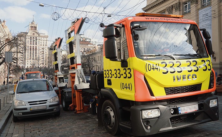 Вирок долі. Під знаком “не паркуватися” у Києві помітили 4 евакуатори (ФОТО, ВІДЕО)