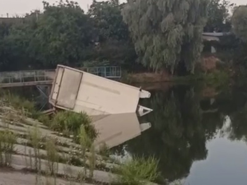 На Софіївський Борщагівці вантажівка впала в озеро (ВІДЕО)