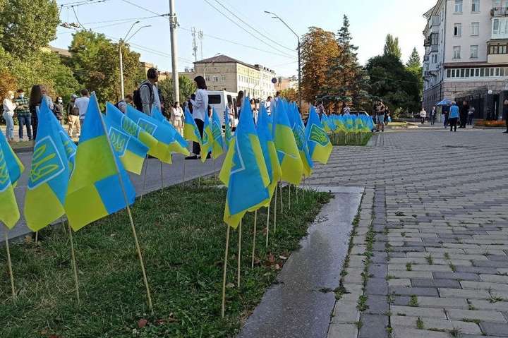 Під посольством Росії у Києві встановили 150 прапорів України (ФОТО)