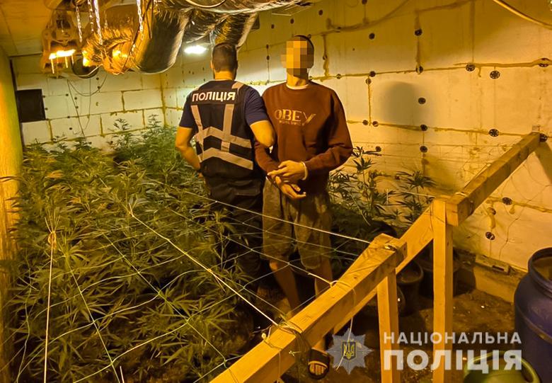 Гроші та наркотиків на 1 000 000 гривень вилучила поліція – ФОТО