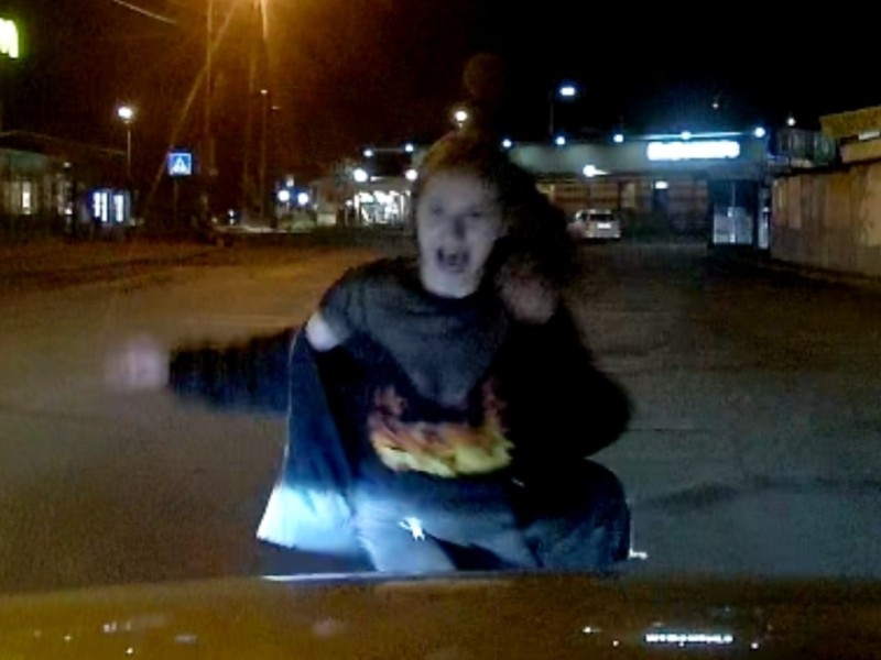 Біля метро “Харківська” дівчина з криком кинулася на капот автівки (ВІДЕО)