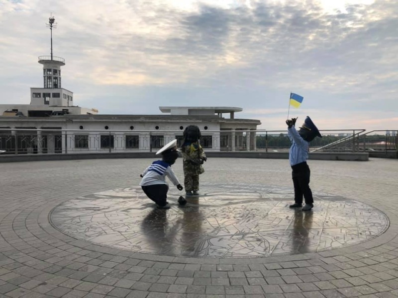 На Поштовій площі принарядилися скульптури засновників Києва (ФОТО)