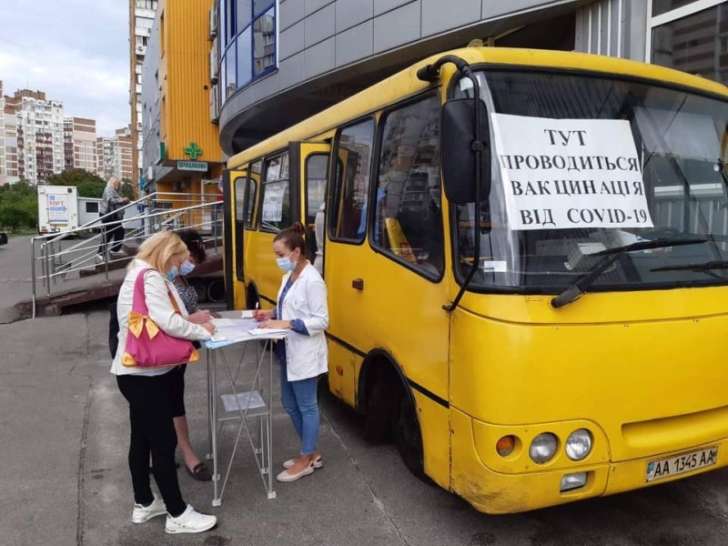 Щеплення в маршрутці: перші фото мобільних пунктів вакцинації в Києві