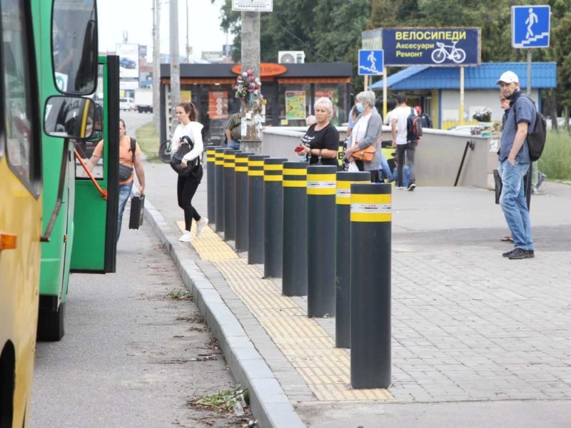 Першу систему захисту від тарану автомобілем встановлено на зупинці в Києві (ФОТО)
