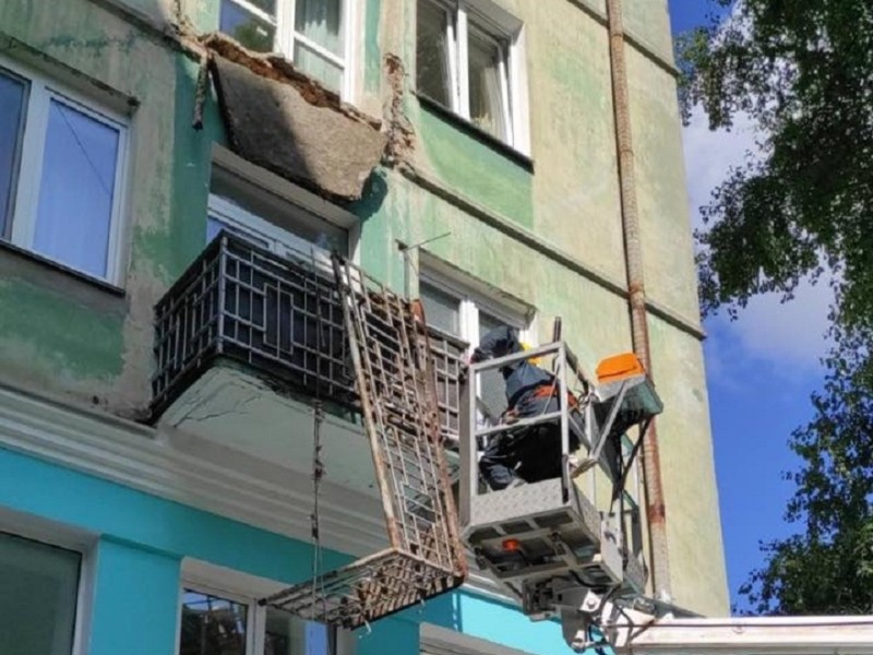Ранок не з кави. У центрі Києва впав бетонний балкон (ФОТО)