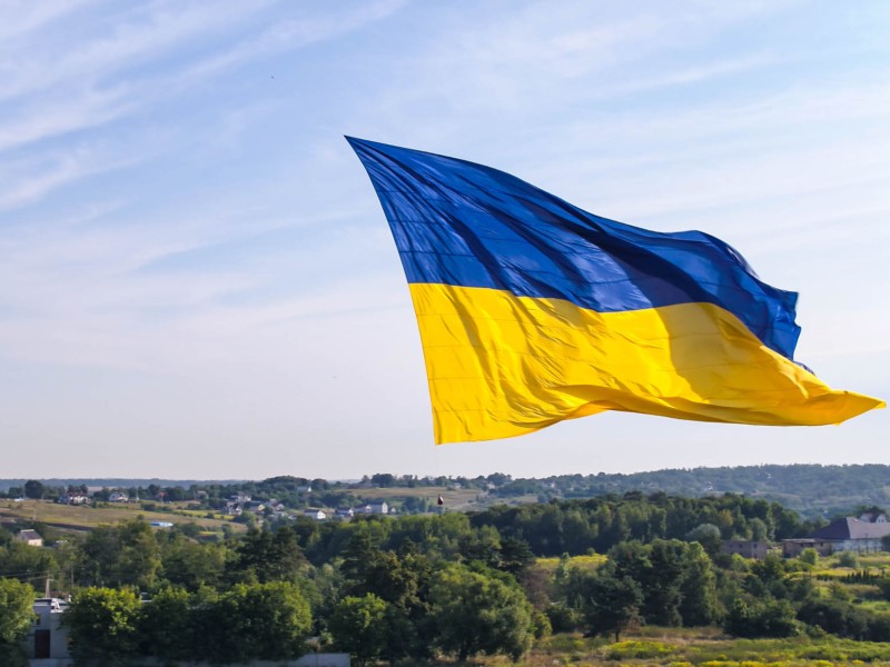 Дрон підняв над Києвом рекордно великий прапор України (ФОТО)