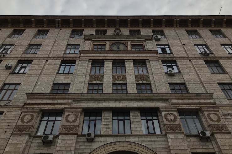 Стоїть вже 15 років: в Києві збирають кошти на ремонт найбільшого годинника