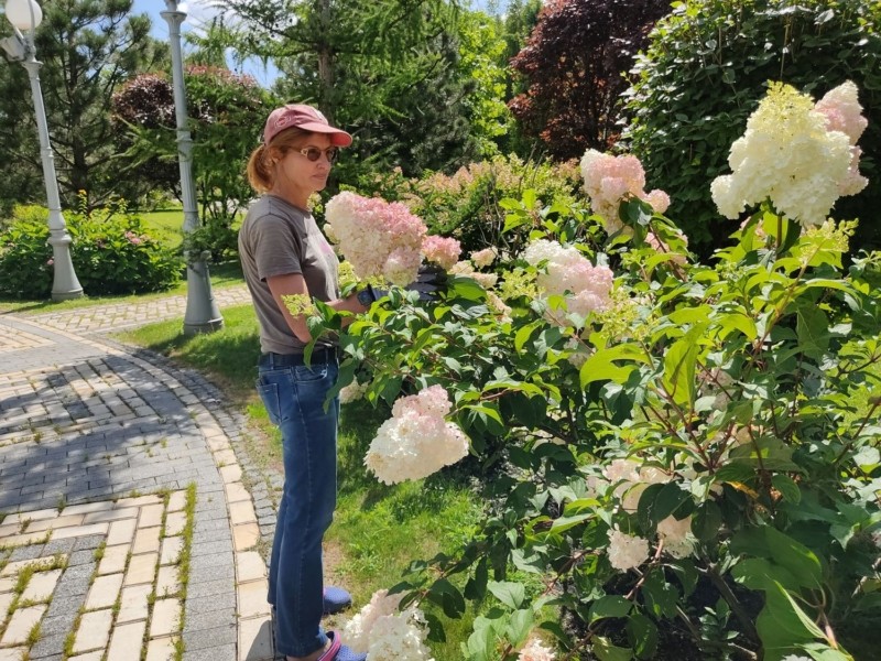 Марина Порошенко вирощує огірки, лазить по дахам, робить фігурну обрізку та знає, які квіти відлякують слимаків (ФОТО,ВІДЕО)