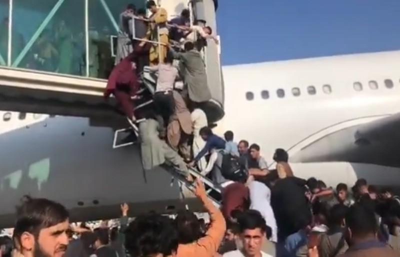 В аеропорту Афганістану хаос та паніка: скільки українців евакуювались