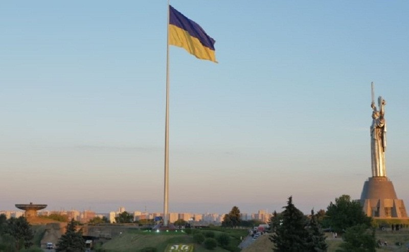 Над Києвом підняли найбільший в Україні прапор