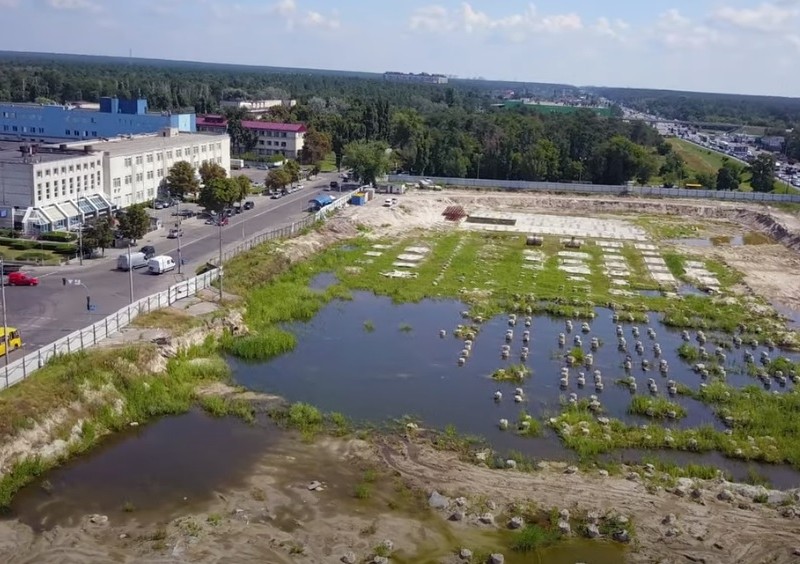 На Лісовій замість нового ТРЦ утворилося озеро з качками – відео з дрона