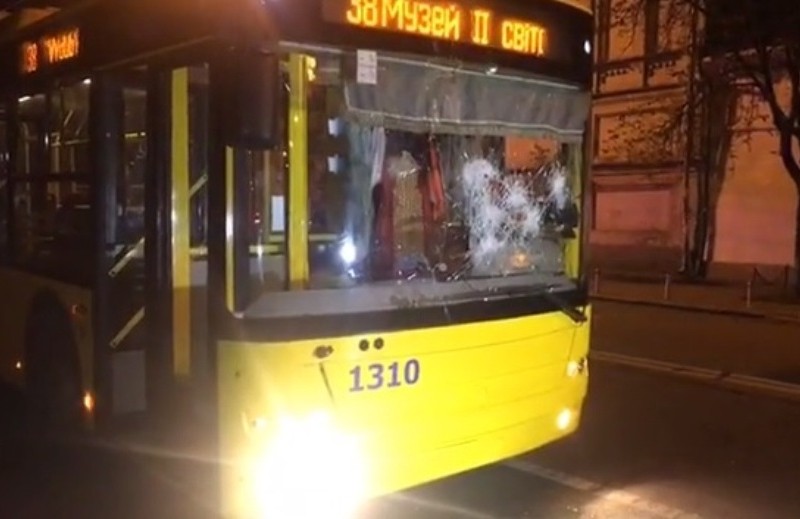 В центрі Києва неадеквати розтрощили тролейбус та хотіли вкрасти мотоцикл кур’єра (ВІДЕО)