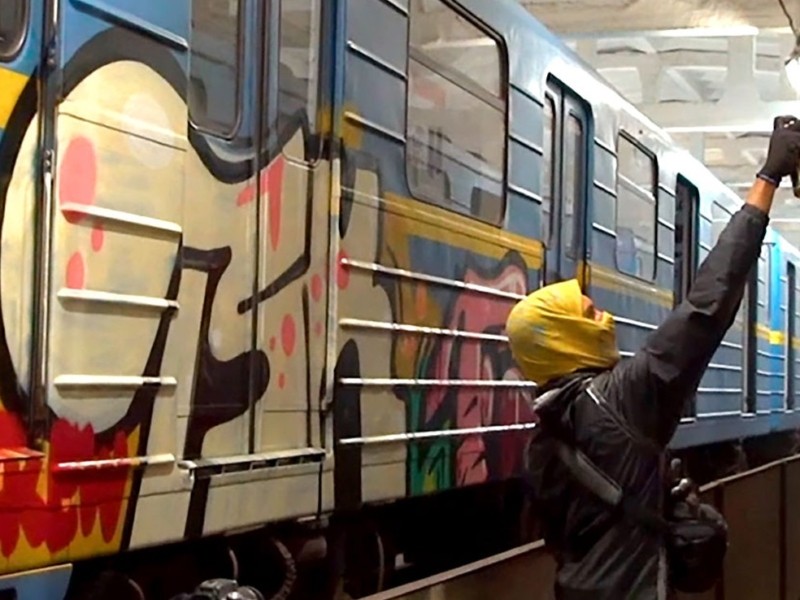 П’яні підлітки розмалювали двері вагона у столичному метро (ВІДЕО)