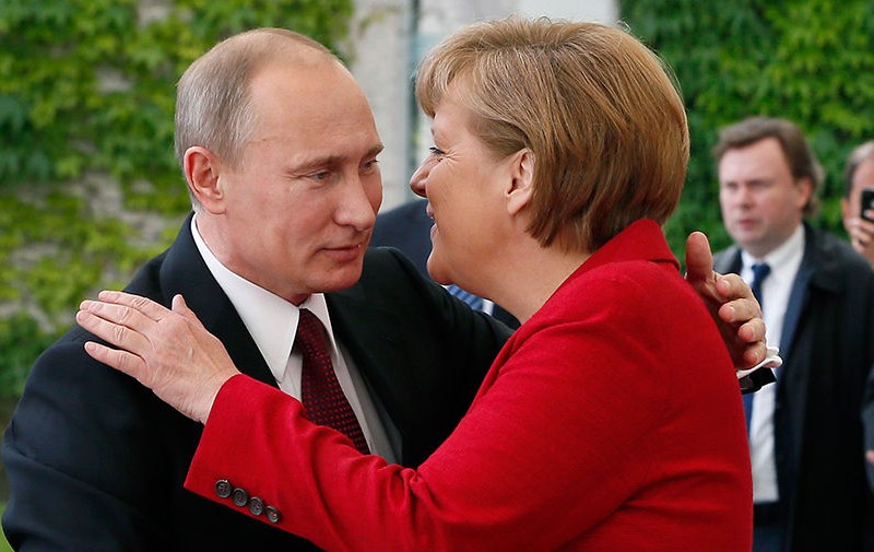 Перед візитом в Україну Меркель злітає до Путіна