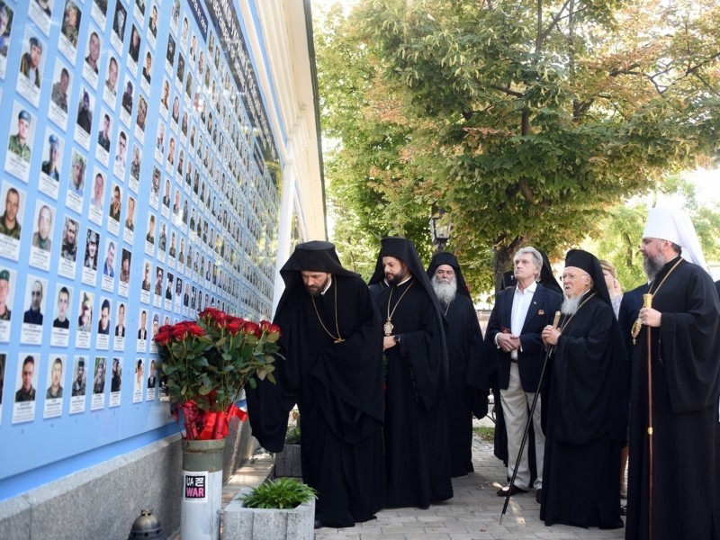 Патріарх Варфоломій вшанував українських військових та жертв Голодомору (ФОТО)