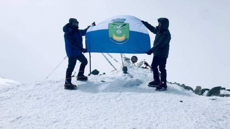 Прапор Дарницького району замайорів на вершині понад 7 тисяч метрів – фото