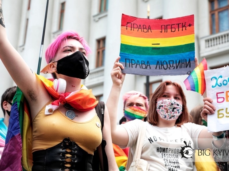 Понад 45% українців негативно ставляться до ЛГБТ-спільноти