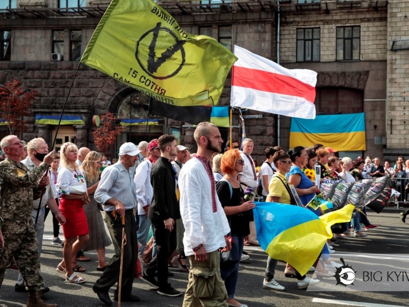 Проводжали оплесками: в Києві пройшов Марш захисників України (ФОТО)
