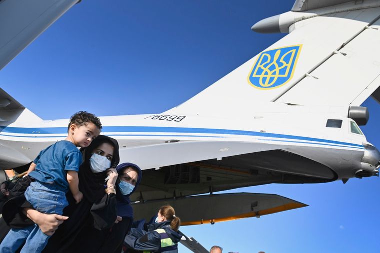 ​У Києві приземлився літак з евакуйованими з Афганістану (ВІДЕО)