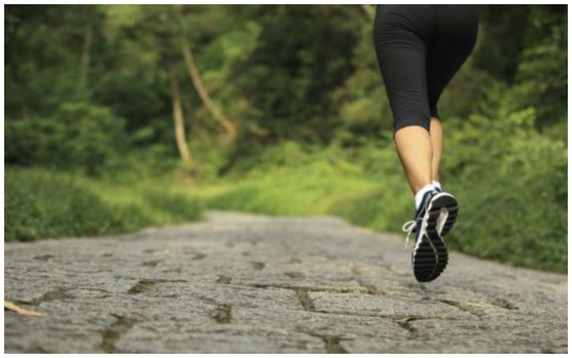 Утренний. Занятия спортом на свежем воздухе. Running outside. Девушка бежит. Девушка спорт.