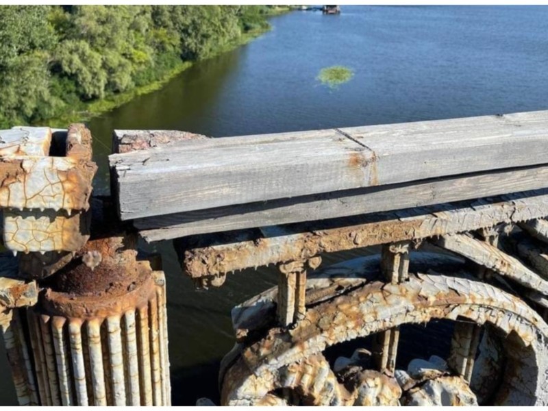 Міст Патона “втомився”: частини конструкції практично розсипаються