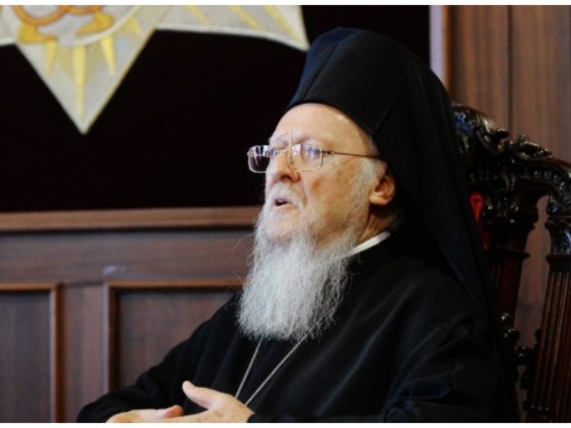 Патріарх Варфоломій у Києві вже провів подячну молитву. Під Радою збирається народ