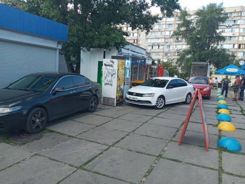 Оточили іномарками: власники захищали МАФи від демонтажу на Героїв Дніпра (ФОТО)