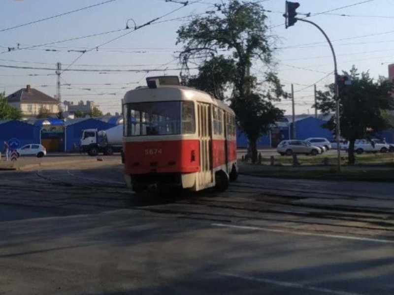 На Ялтинській трамвай зійшов з рейок (ФОТО)