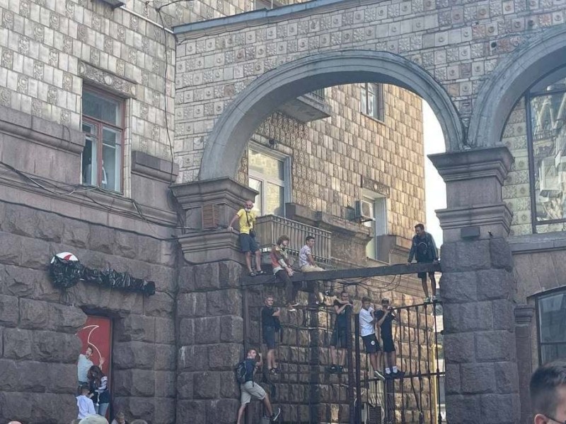 “Віп місця”: люди залазили на ворота та каштани, щоб побачити парад на Хрещатику (ФОТО)