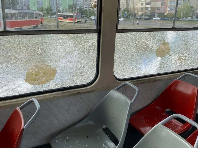 На Троєщині чоловік камінням розбив у трамваї кілька вікон (ФОТО)