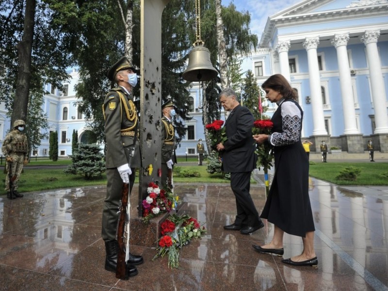 Петро Порошенко з ветеранами війни проти російської агресії вшанував пам’ять українських воїнів