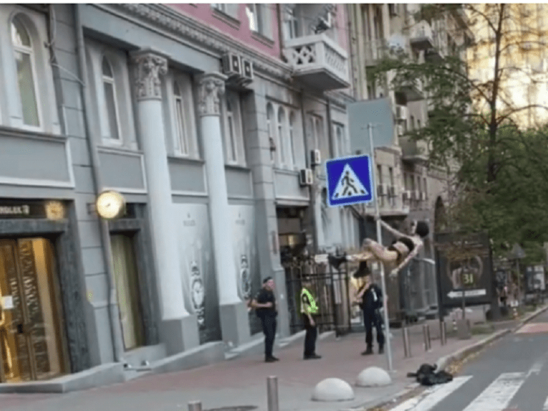 Дорожній знак замість шеста. Дівчина станцювала стриптиз у центрі Києва (ВІДЕО)