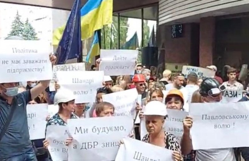 Активісти, депутати та працівники “Кузні на Рибальському” вийшли на акцію підтримки директора заводу (ФОТО)