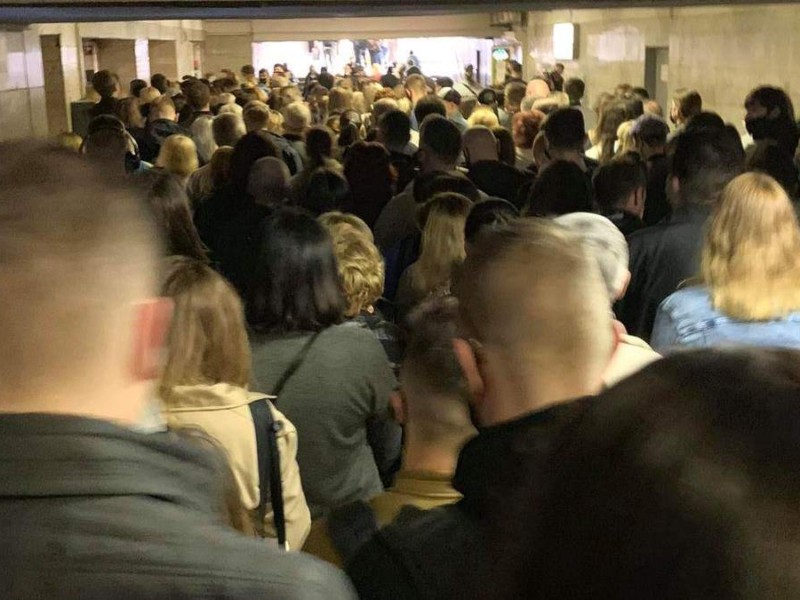 “Аншлаг” на Позняках: у метро знову вранішні натовпи