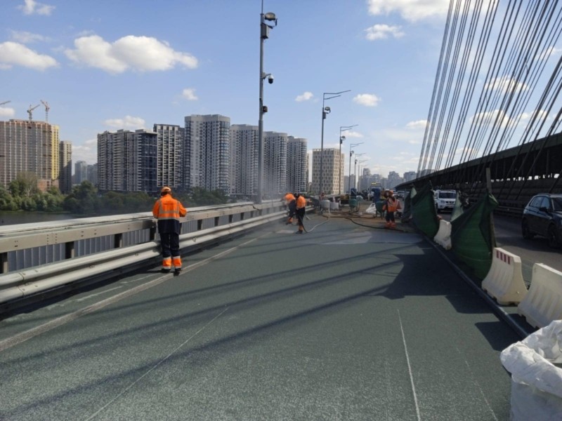 Ремонт на Південному мосту: дорожники зняли старе покриття і наносять нову гідроізоляцію
