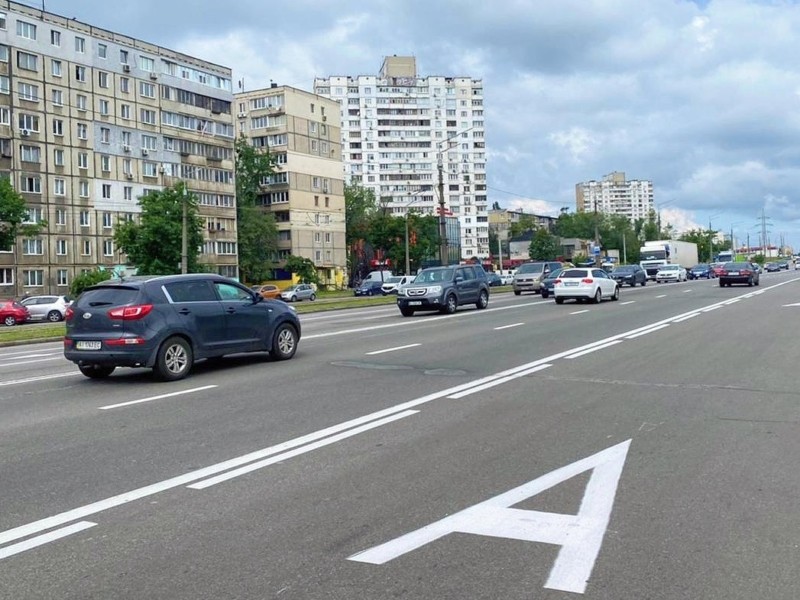 У Києві пропонують дозволити мотоциклам і автівкам їздити смугою громадського транспорту