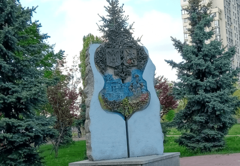 В Києві демонтували пам’ятник на честь дружби Києва та Москви (ФОТО)