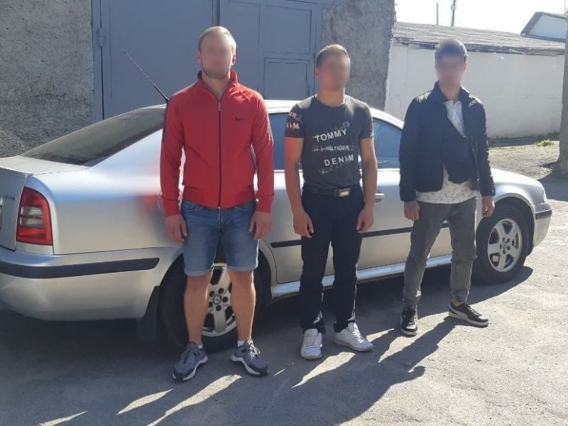 Увірвались серед ночі до квартири і “вибивали” гроші: на Київщині затримали групу розбійників