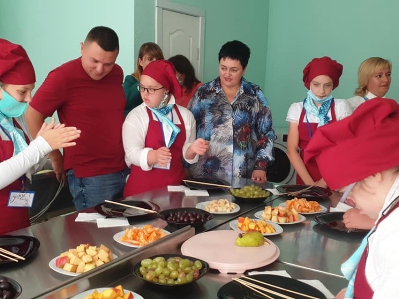 У Києві з’явилась незвичайна кав’ярня: відвідувачів обслуговують сонячні діти