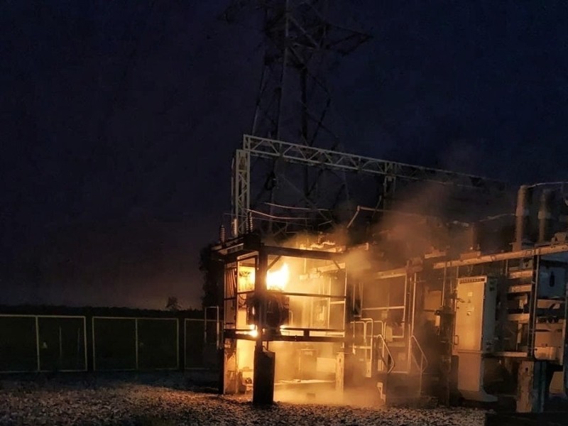 Іскрить і тріщить. У селі під Києвом палає трансформатор (ВІДЕО)