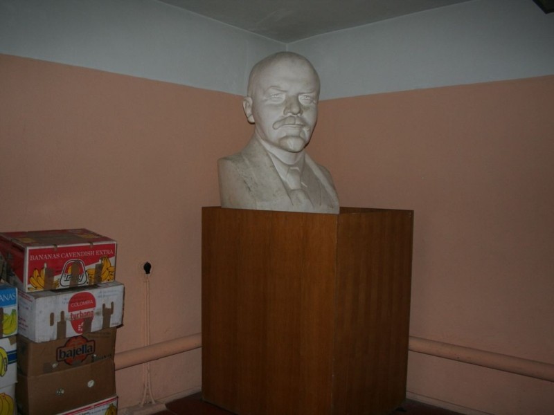 Голова Леніна і запаси питної води: що є в таємному бункері для компартії (ФОТО)