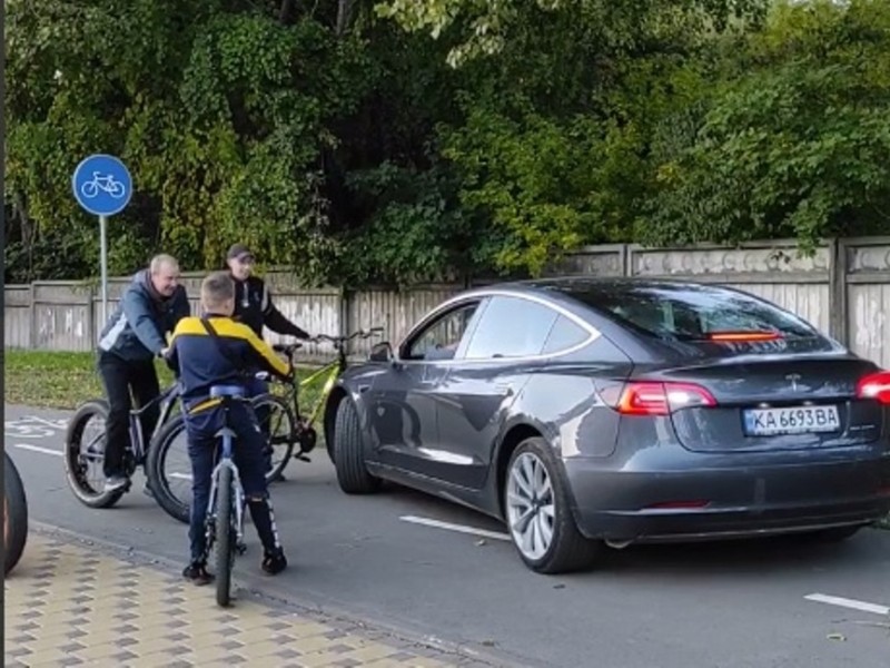 Велосипедисти проти Tesla: водій вирішив поганяти по велодоріжці (ВІДЕО)