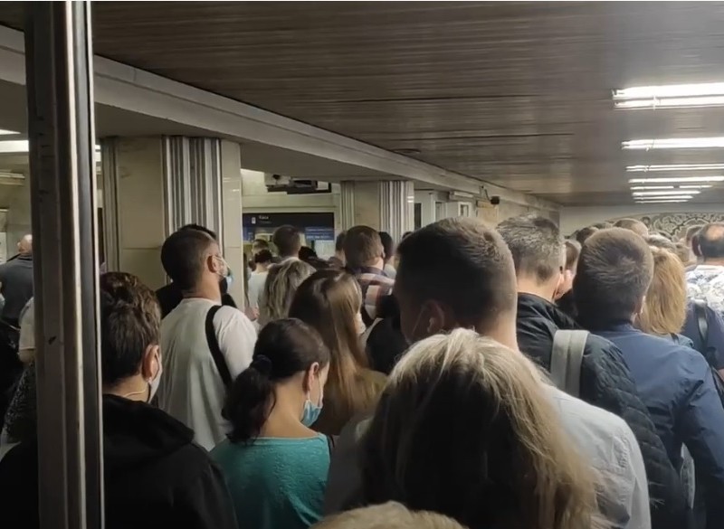 Збої в турнікетах: у метро на двох станціях величезні натовпи і тиснява (ВІДЕО)