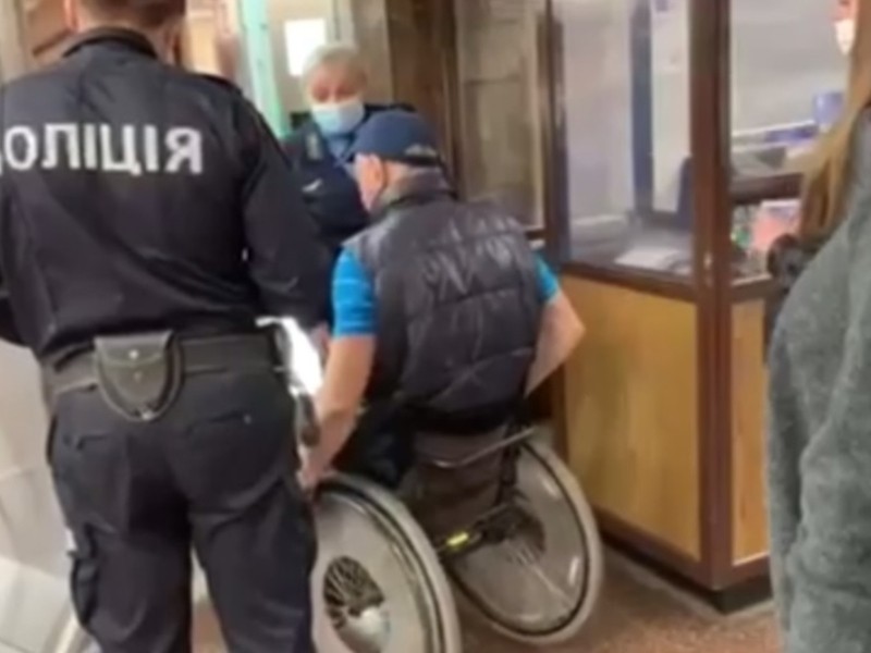 В метрополітені пояснили, чому не пропустили чоловіка в інвалідному візку
