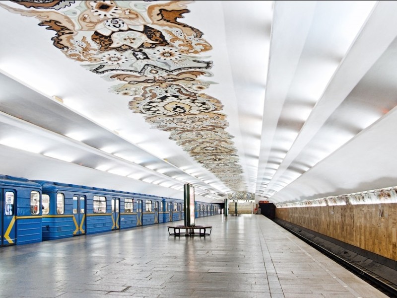 Понад годину в черзі на метро. На “Мінській” стався збій турнікетів (ВІДЕО)