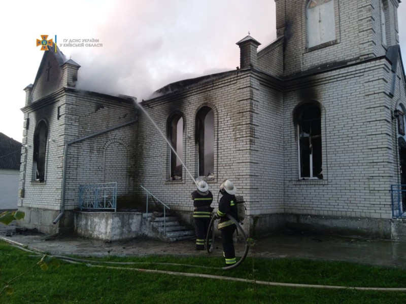 Гасили 16 рятувальників: на Київщині горіла церква (ФОТО)